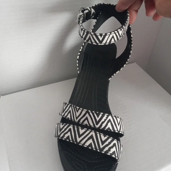 Crocs Black and White Patterned Wedge Platform Sandals Anckle Strap Sz 10w - Picture 3 of 12